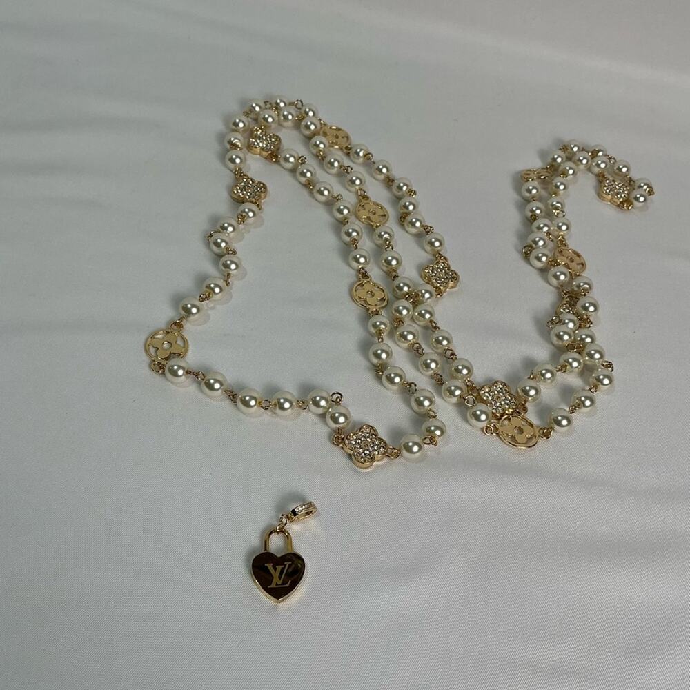 Louis Vuitton Simulated White Pearl Gold Rhinestone Necklace - Picture 9 of 12